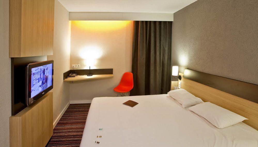 Kyriad Tours Sud - Chambray Les Tours Zewnętrze zdjęcie